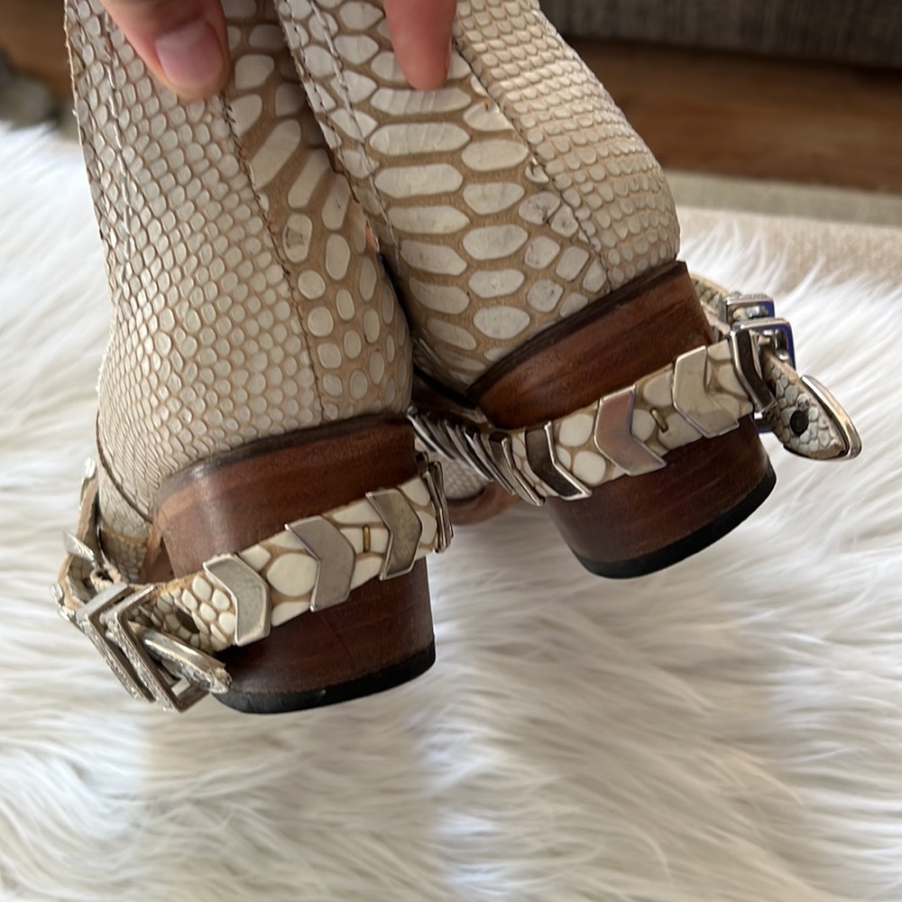 Freebird blade white croco booties with buckle accents size 8 runs big - Picture 6 of 8